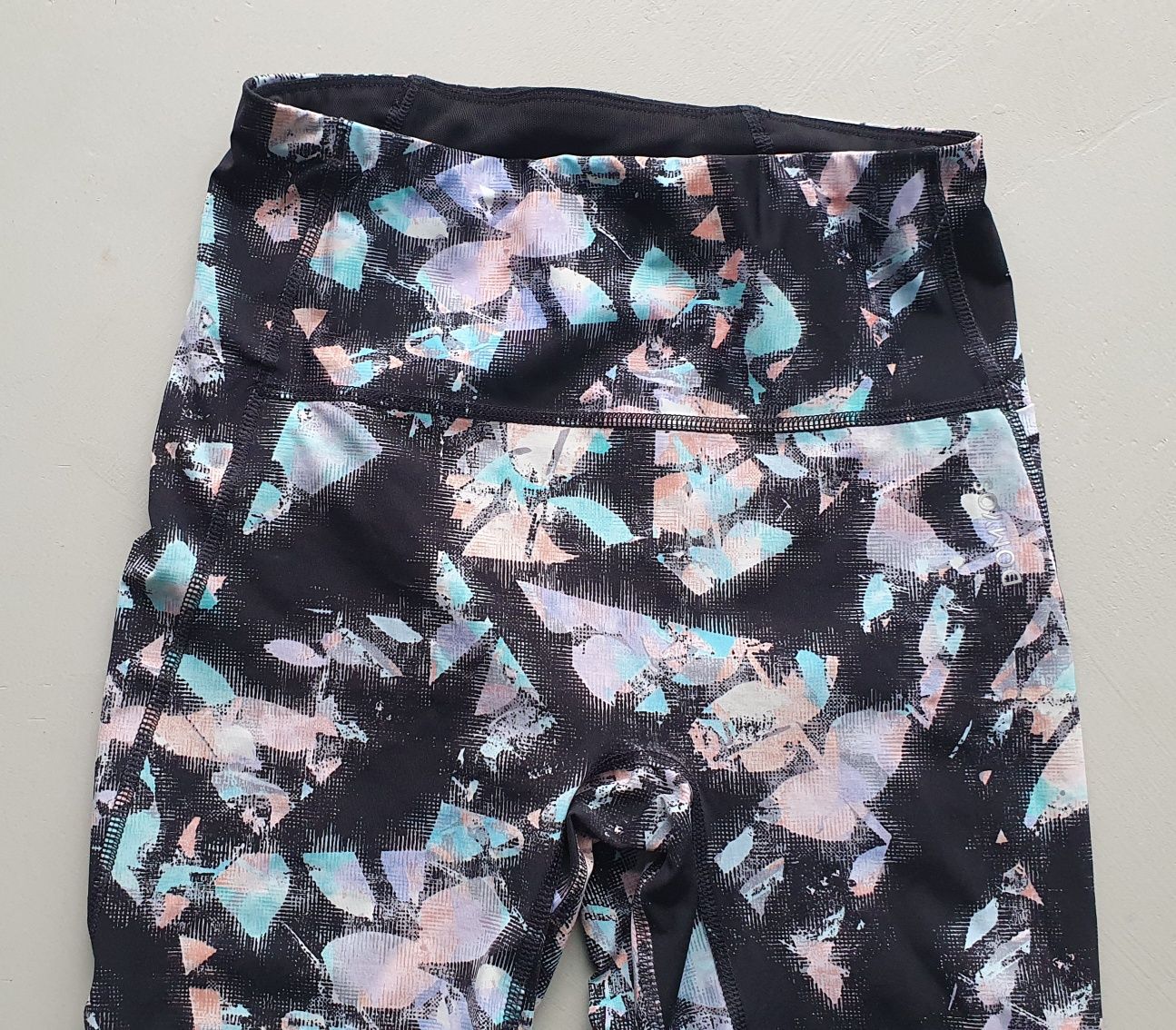 Czarne legginsy we wzory z wysokim stanem S