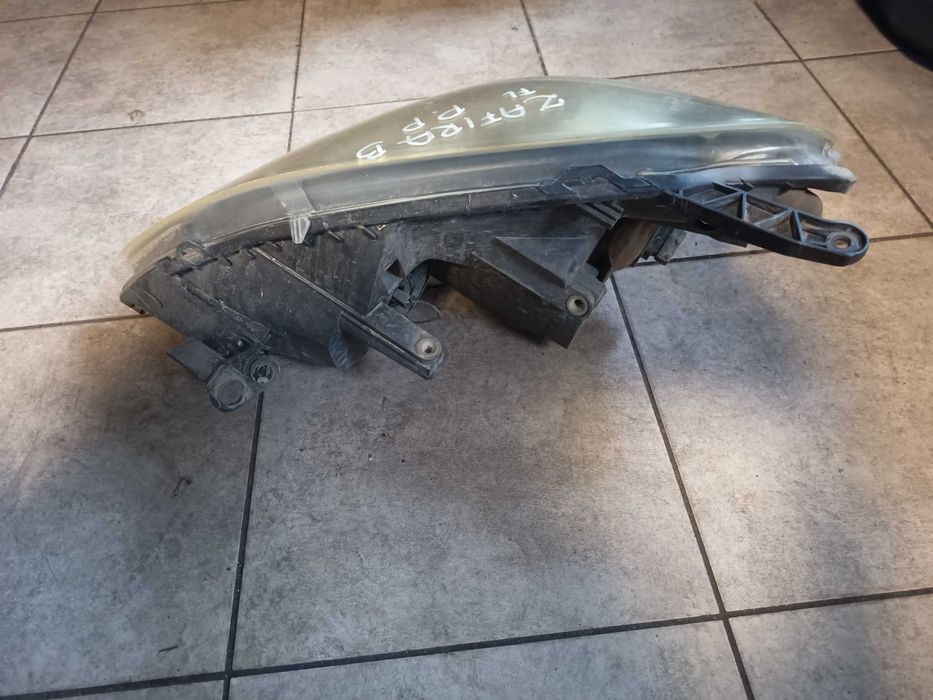 Opel Zafira B Lift lampa przednia prawa FV transport/dostawa