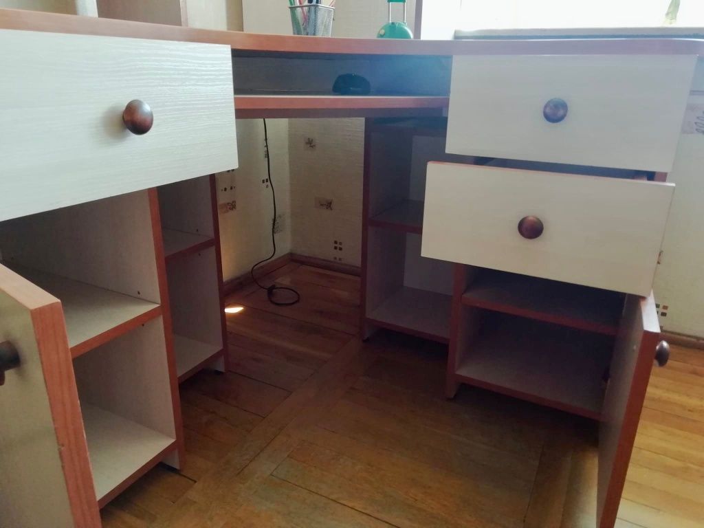 Biurko drewniane młodzieżowe rogowe z półkami i szufladami