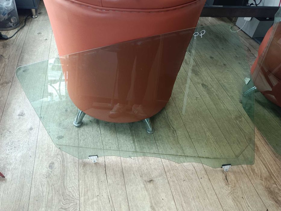 Szyba drzwi opuszczana PRAWA do Nissan CABSTAR z 2008roku model 07-14