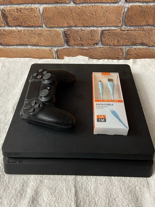 PS4 500GB c/3 jogos e 1 comando