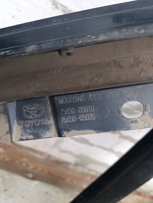 Накладка порога права ліва Toyota Avensis T27 седан накладка порога