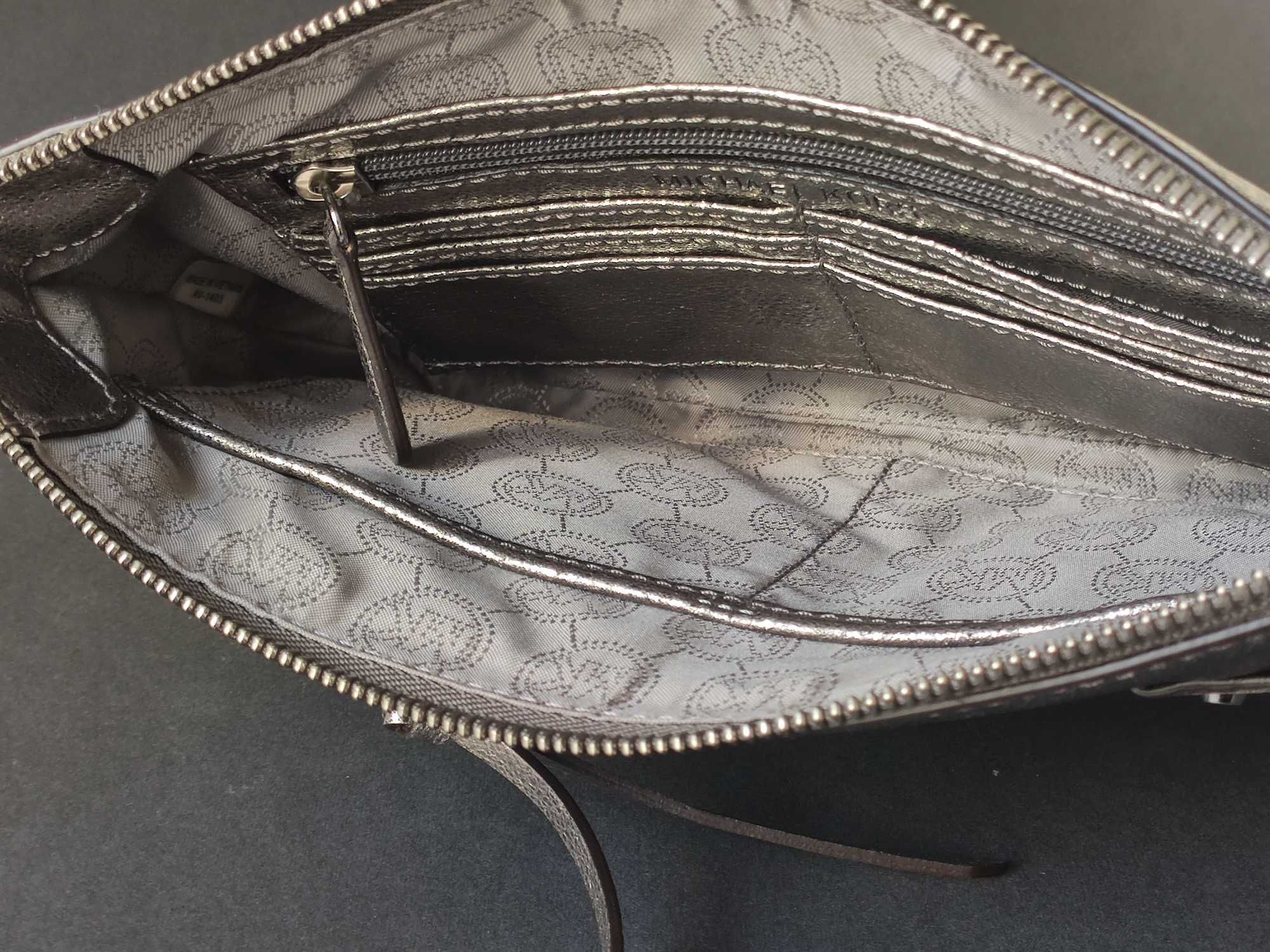 Bolsa clutch pochete em pele prateada prata, Michael Kors