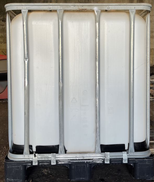 Cuba de 1000L com palete de metal, madeira e plástico