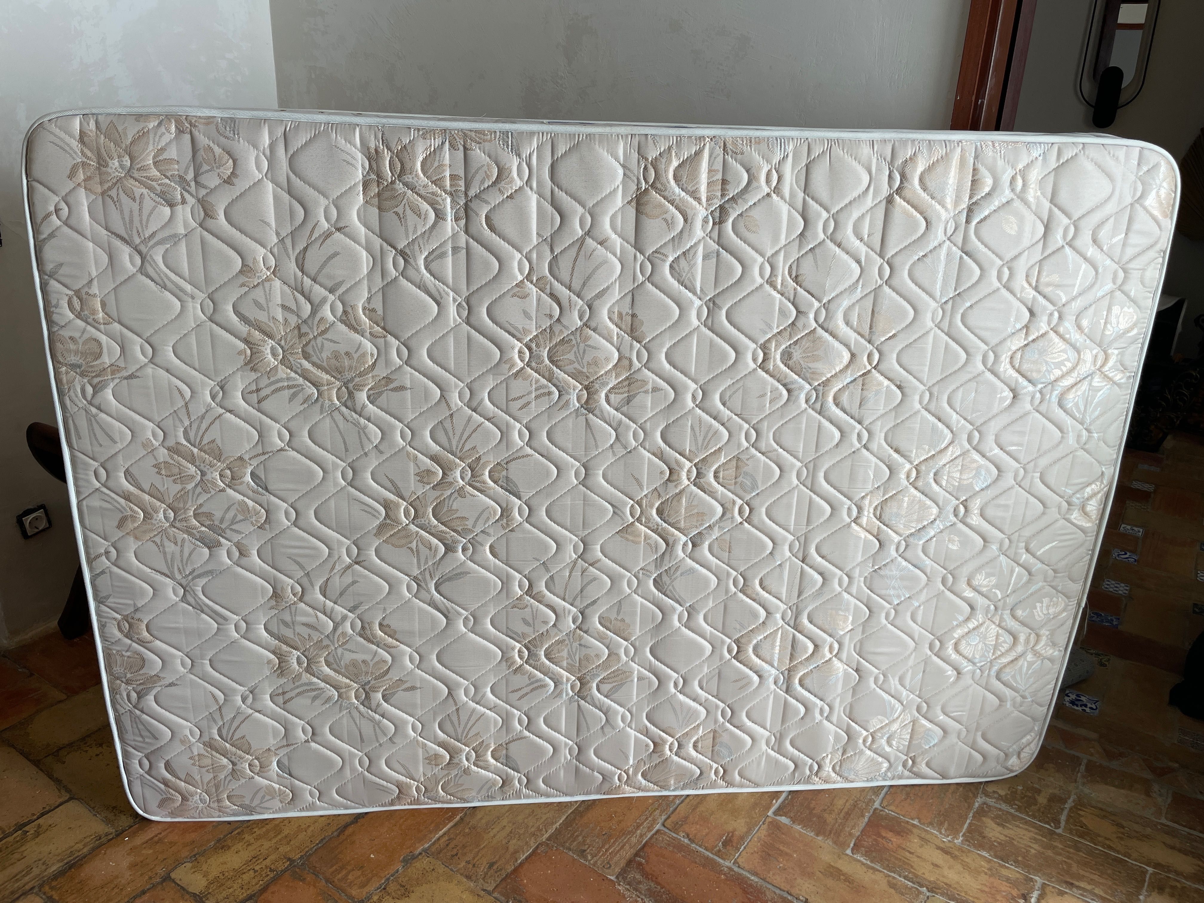 Colchão 
183 cm x 128 cm