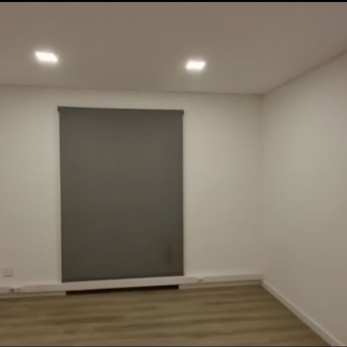 Escritório com duas salas independentes.