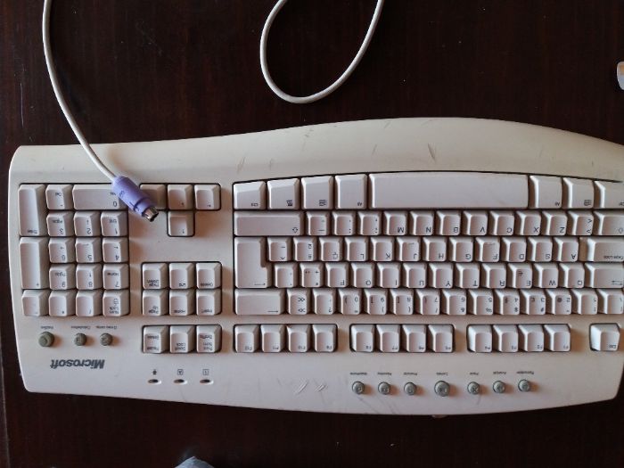 Teclados ratos telefones e telémoveis