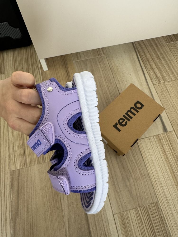 Продам дитячі босоніжки Reima