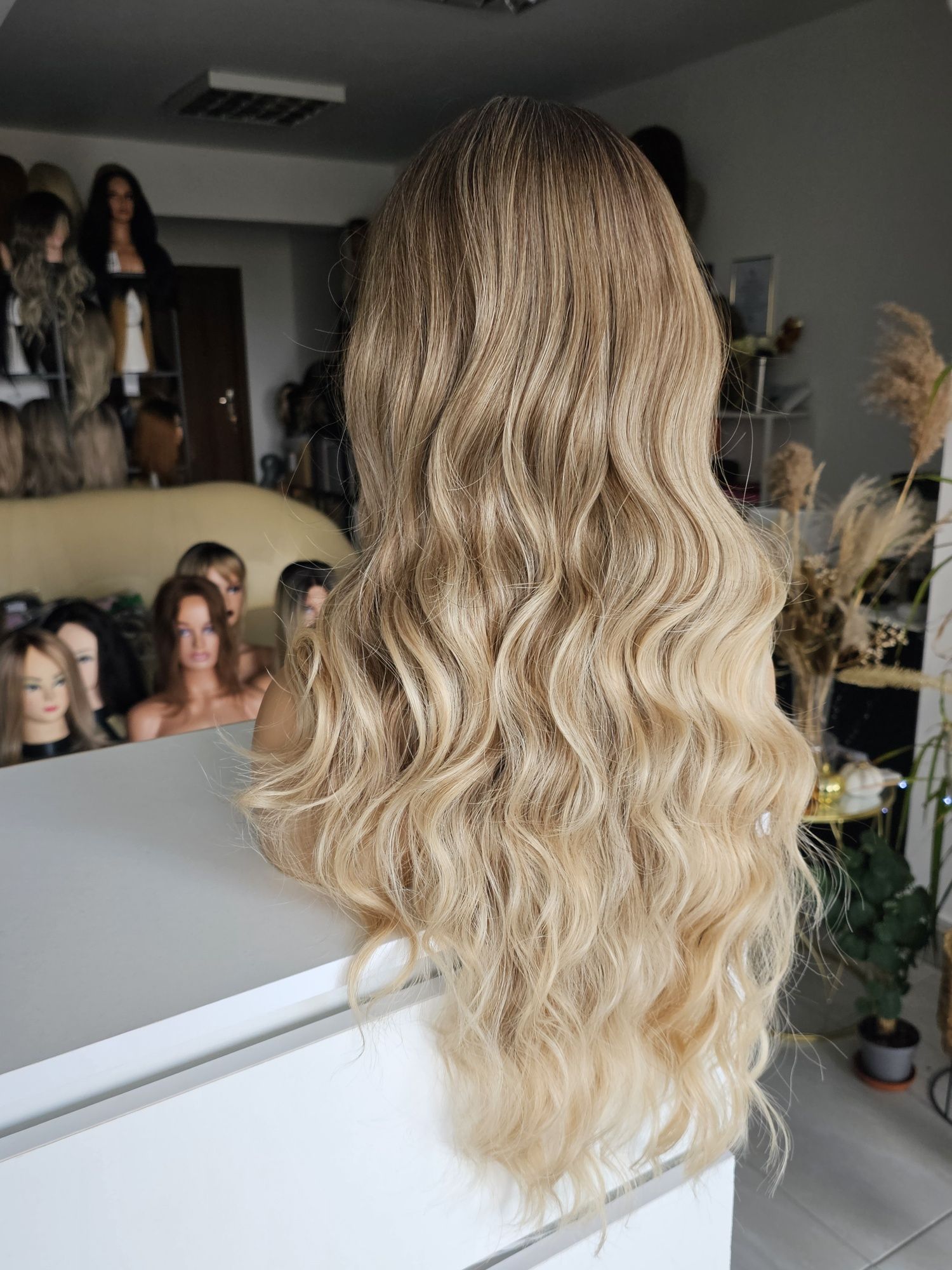 Długa peruka Dalia blond ombre fale imitacja skóry naturalny efekt