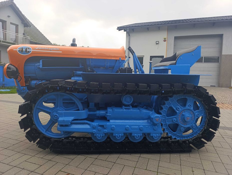 zabytkowy traktor Lamborghini 4C