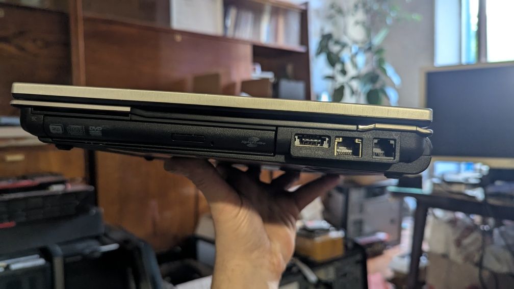 Hewlett-Packard 8440p: 14",i7-3.5 GHz, 6 DDR3, 128 SSD, original, USA