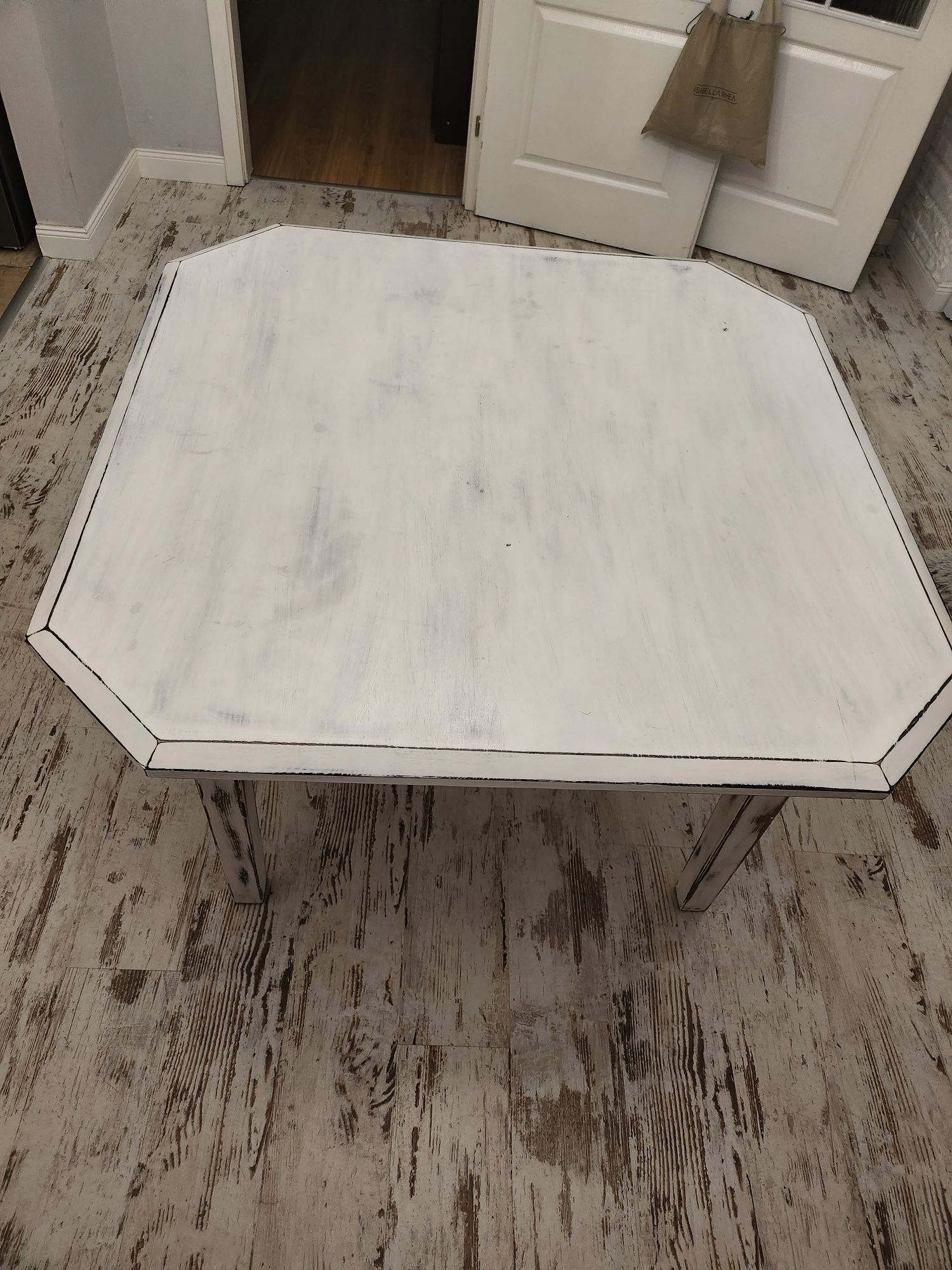 Stół drewniany biały przecierany 120x120