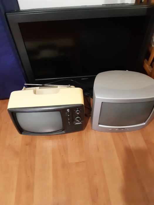 Televisão vintage a funcionar - preto e branco