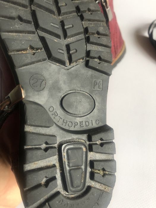 Натуральне хутро всередині, шкіряні ботинки.