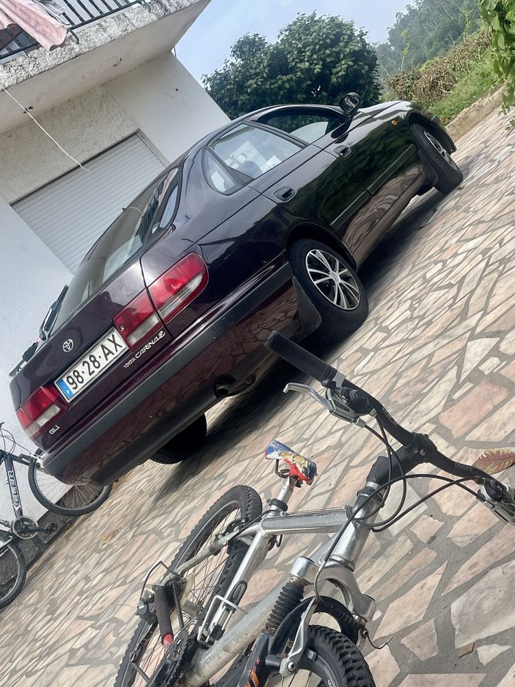 Toyota Carina com bloco partido