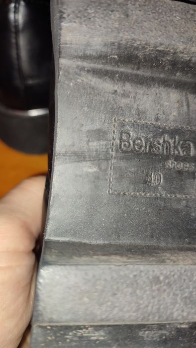 Buty damskie zakryte.