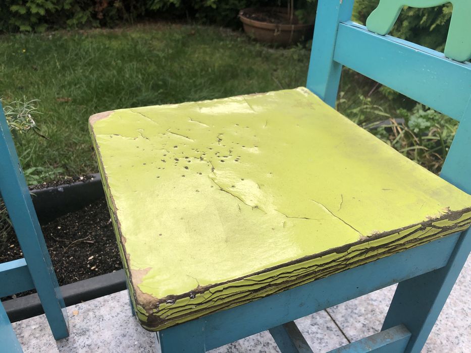 Dwa krzeselka dla dzieci