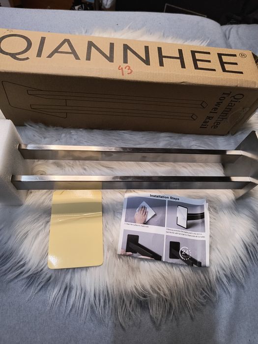 Nowoczesny wieszak na ręczniki Qiannhee – 40 cm