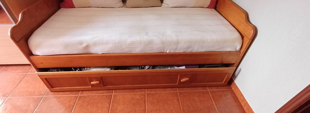 Cama dupla em madeira