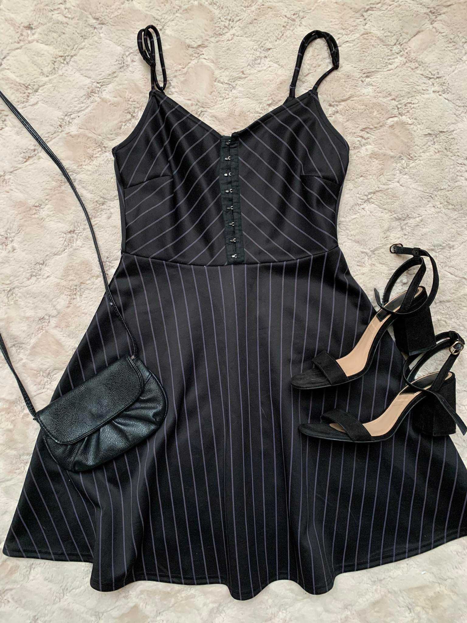 Czarna elegancka kloszowana sukienka