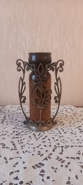 Старинная ваза в кованой подставке