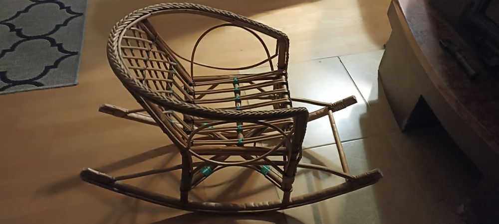 Fotelik bujany wiklinowy dla dziecka