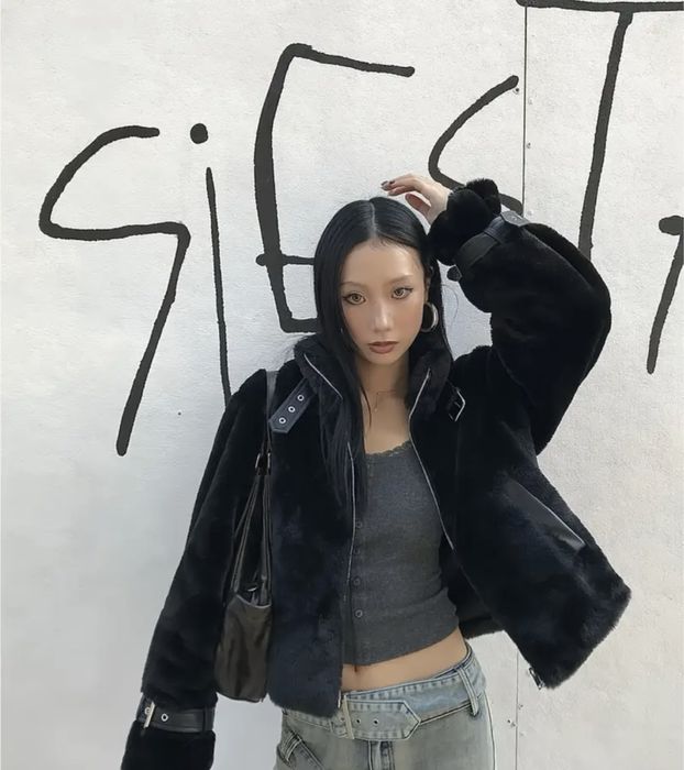 Укорочена еко-шуба з шкіряними деталями