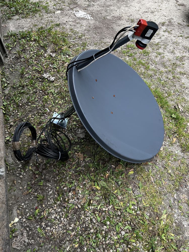 Antena satelitarna z uchwytem