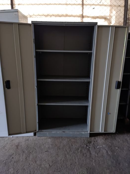 Продаю б.у канцелярський шкаф металлический.