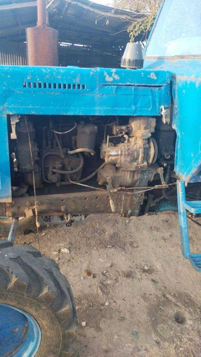 Трактор МТЗ 80 синього кольору