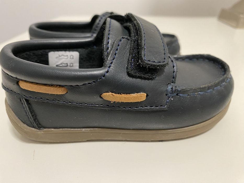 Sapatos novos, crianca