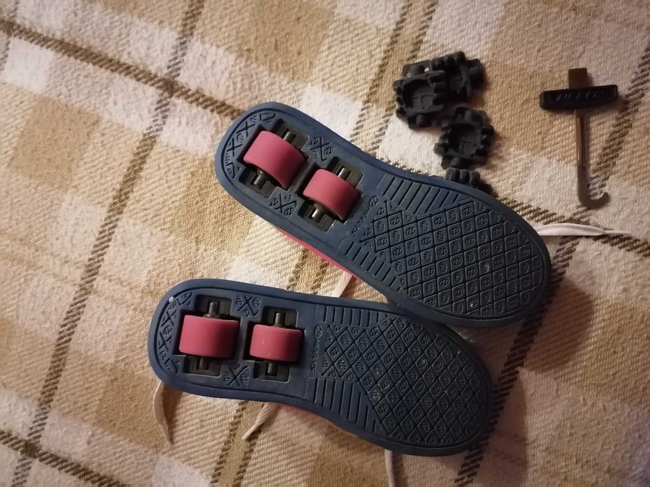 Tennis com rodas, chave e tampas