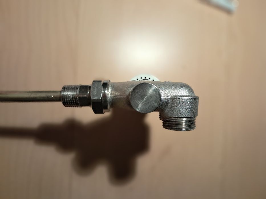 Zawór Herz do grzejnika łazienkowego z termostatem nieużywany