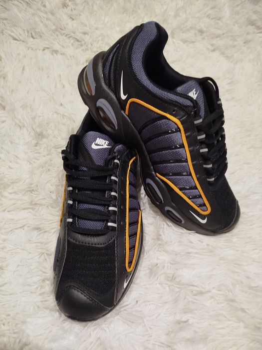 Nowe sportowe buty męskie.