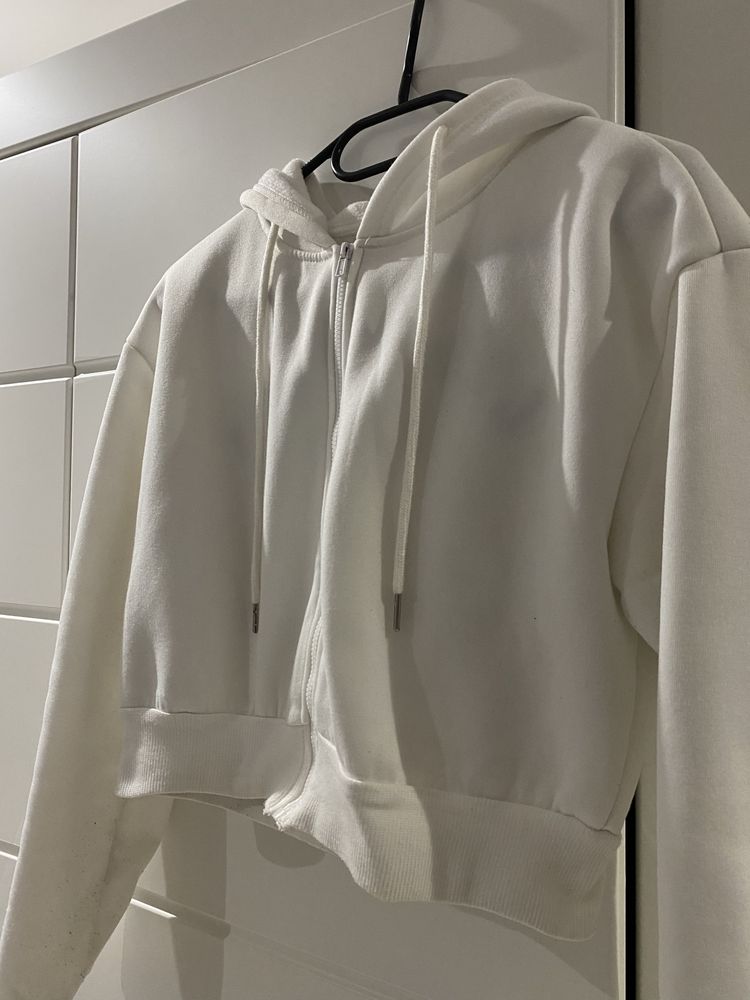 krótka bluza z kapturem
