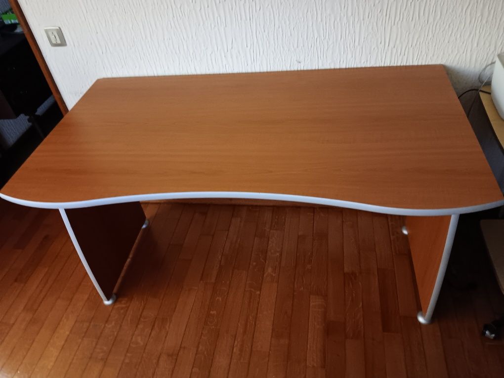 2 Armários de escritório e 1 mesa de trabalho
