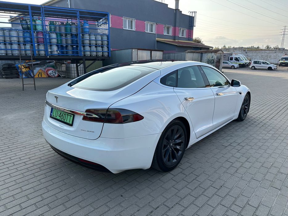 Wynajem auta Tesla Model S Standard Range  - od 250zł/doba