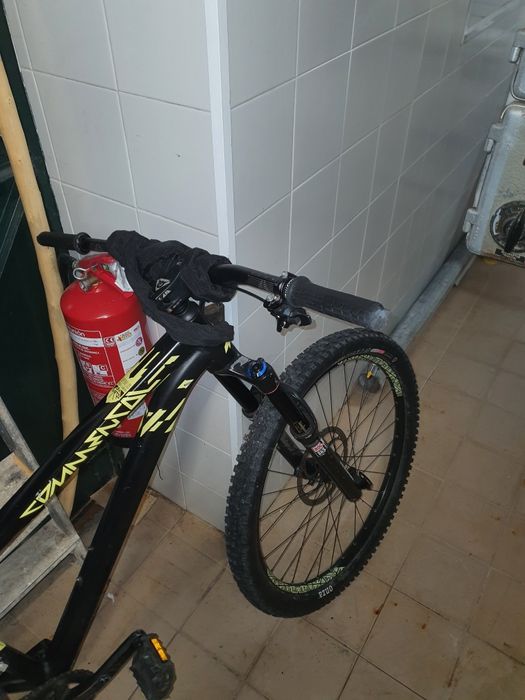 Bicicleta Commencal Downhil, suspensão ROCkSHOK dianteira .