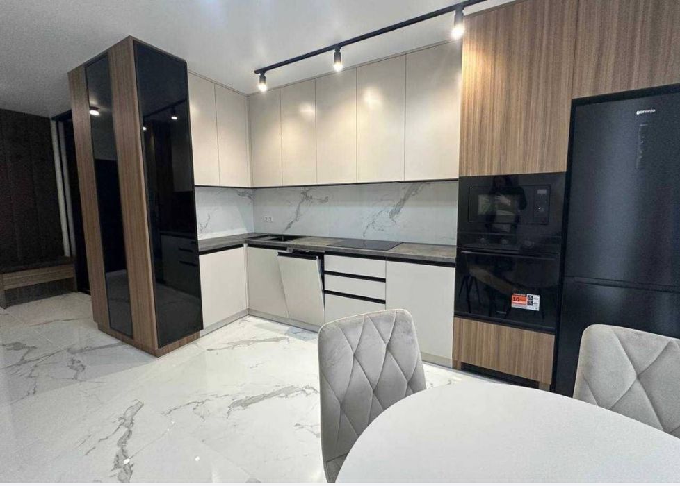 Стильна,укомплектов,гардеробна,в сучасному ЖК One,район торг.Велес.