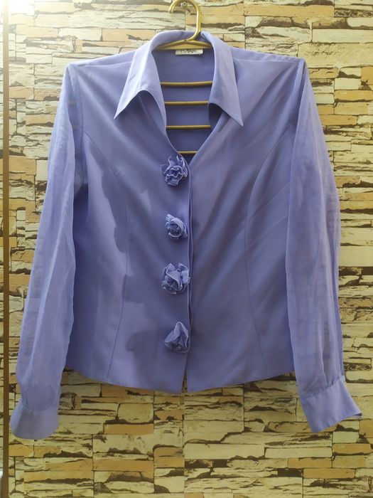 Блуза з гудзиками-трояндами