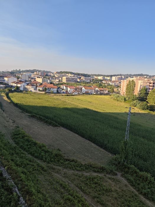 Apartamento com grande terraço junto a transportes públicos