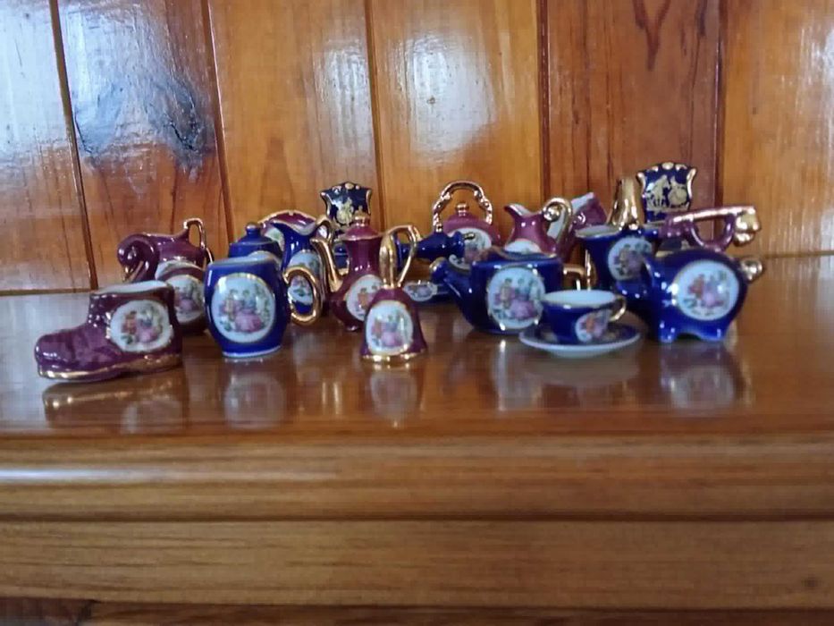 conjunto de limoges em miniatura azuis e vermelhos