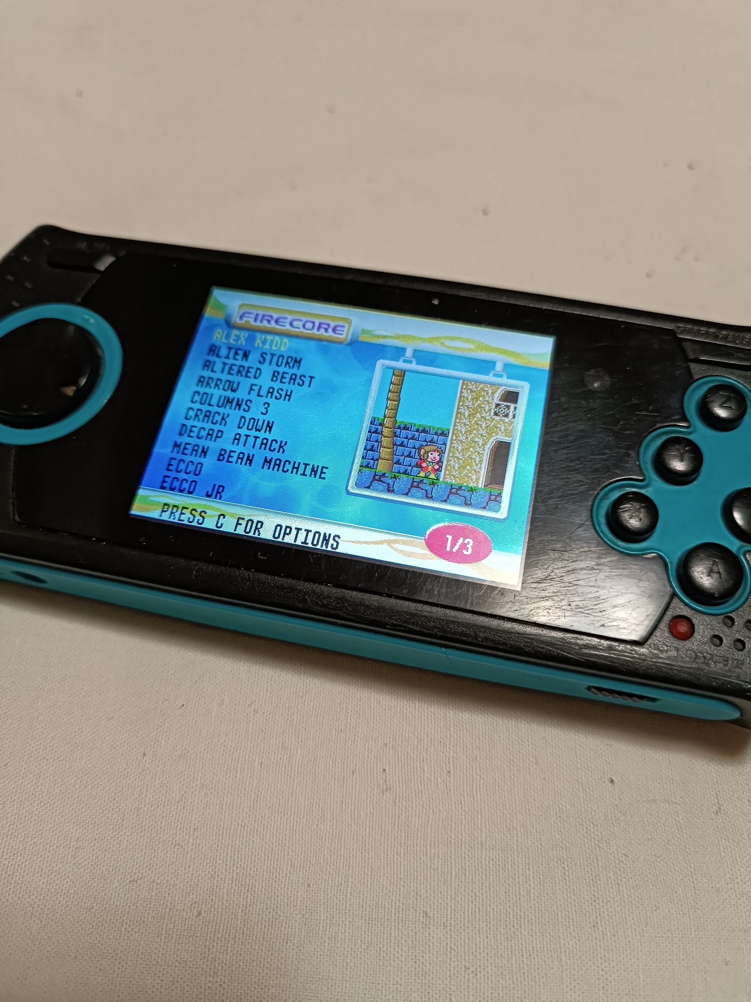Портативная игра SEGA.