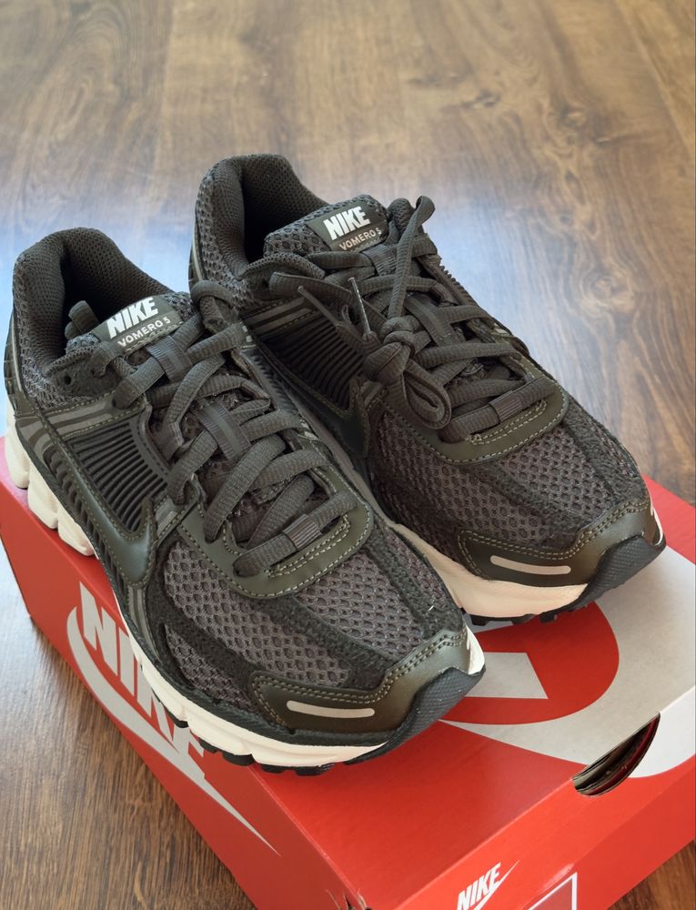 Кросівки W Nike ZOOM VOMERO 5