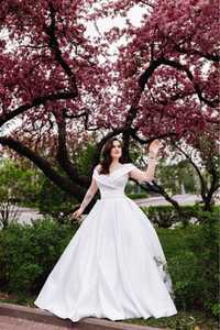 Атласна весільна сукня розмір 48-50 після хімчистки
