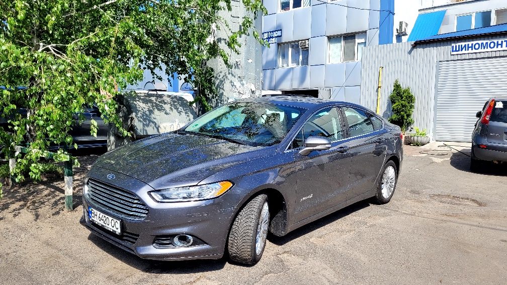 Ford fusion hybrid se