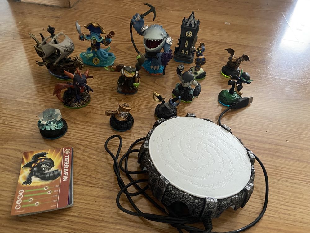 Skylanders: Bonecos + Acessórios + Portal