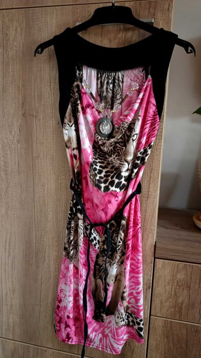 Francuska sukienka w pantery z biżuterią rozm. M