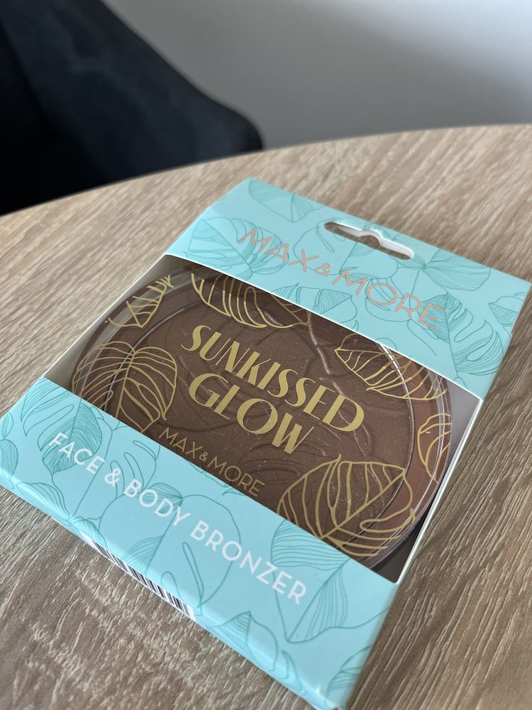 Bronzer rozświetlający lśniący do twarzy i ciała sunkissed glow 14,5g