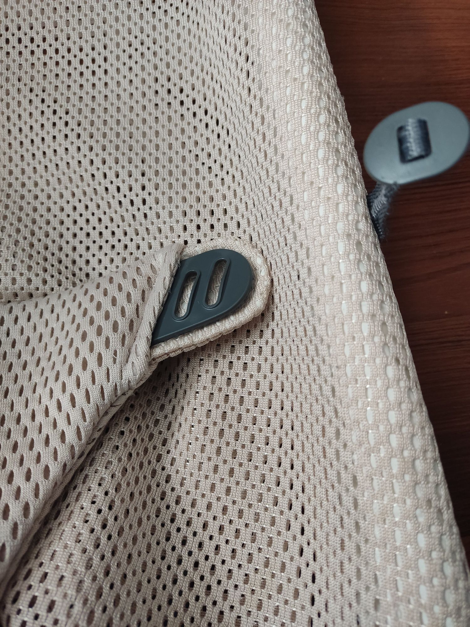 Leżaczek bujaczek Baby Bjorn mesh róż z zabawką pałąk